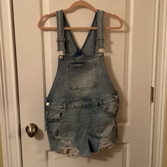 No Boundaries adorable denim distressed w/lace trim overall shorts XL(15-17) - Picture 2 of 12